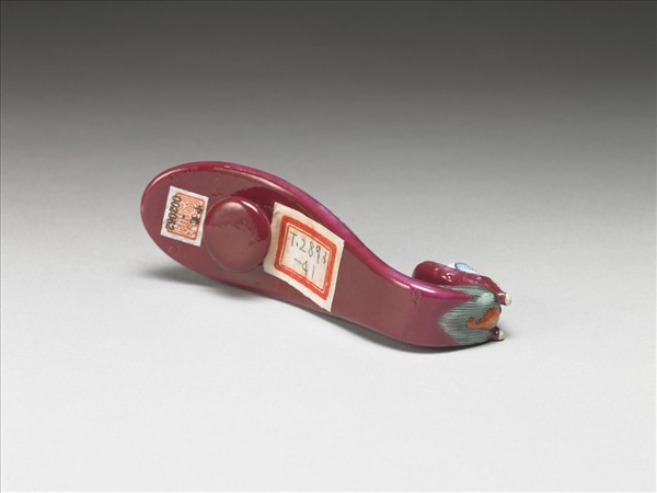 粉彩紅地龍首萬壽花卉紋帶鈎