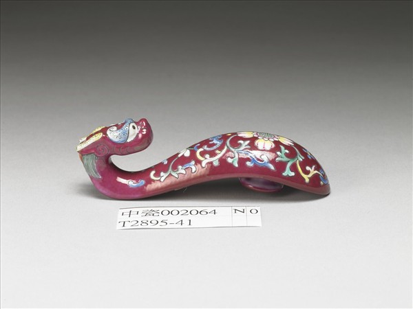 粉彩紅地龍首萬壽花卉紋帶鈎