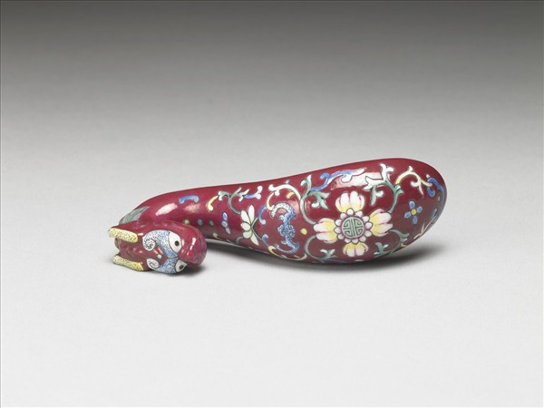 粉彩紅地龍首萬壽花卉紋帶鈎