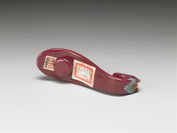 粉彩紅地龍首萬壽花卉紋帶鈎