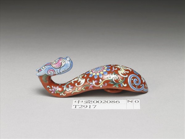 粉彩紅地福壽龍首帶鈎
