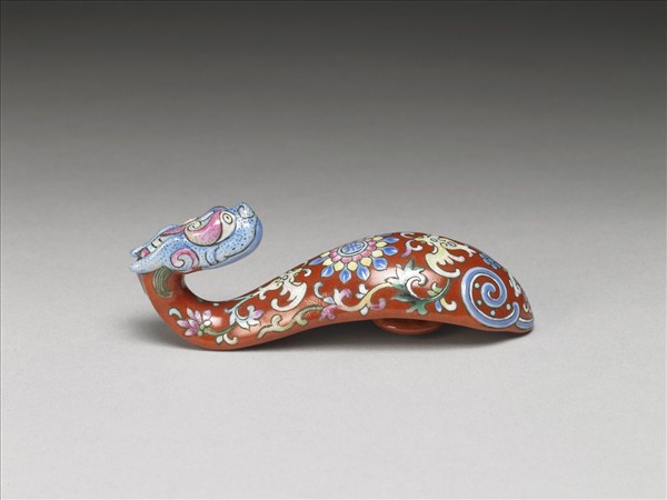 粉彩紅地福壽龍首帶鈎