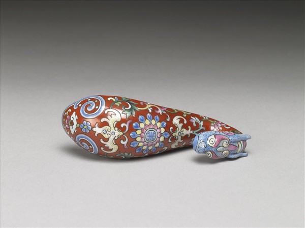 粉彩紅地福壽龍首帶鈎