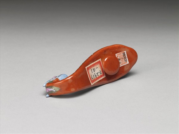 粉彩紅地福壽龍首帶鈎