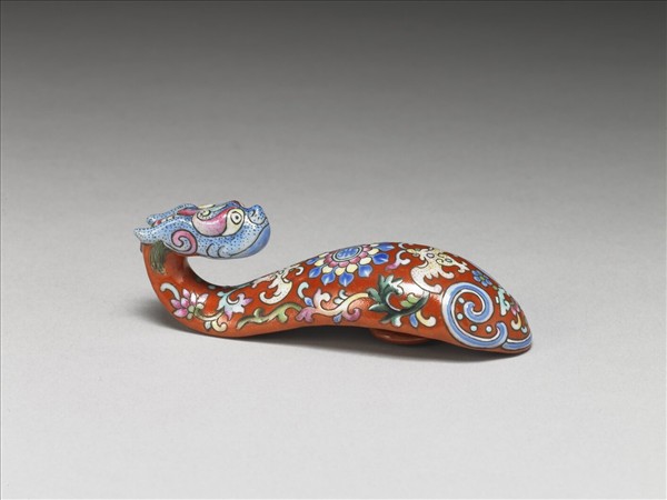 粉彩紅地福壽龍首帶鈎