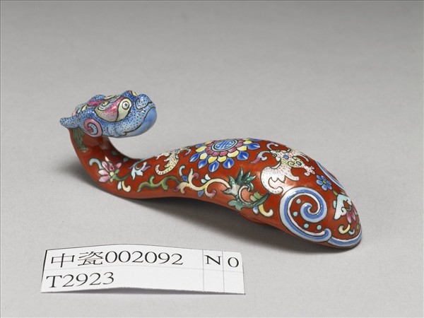 粉彩紅地福壽龍首帶鈎