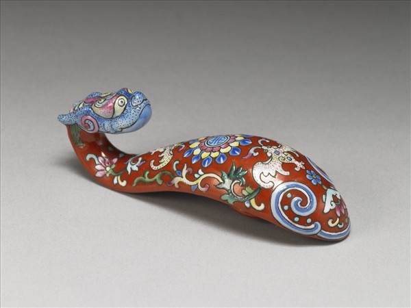 粉彩紅地福壽龍首帶鈎