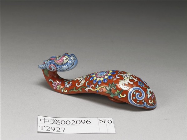 粉彩紅地福壽龍首帶鈎