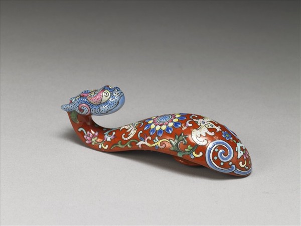 粉彩紅地福壽龍首帶鈎