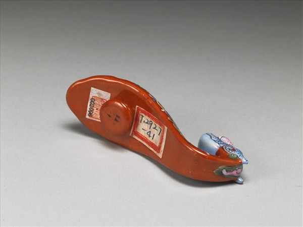 粉彩紅地福壽龍首帶鈎