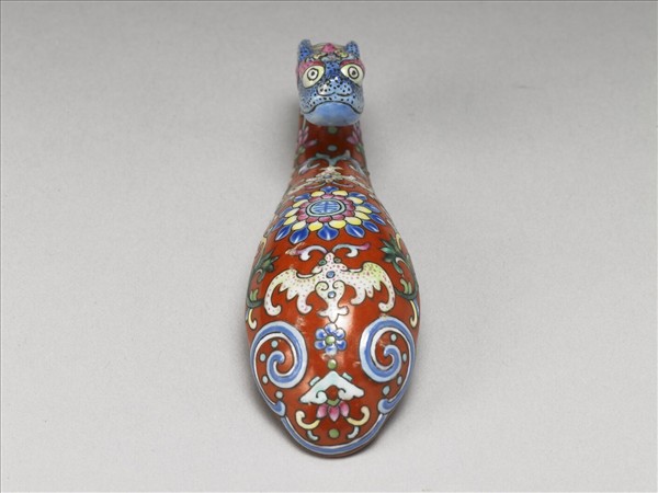 粉彩紅地福壽龍首帶鈎