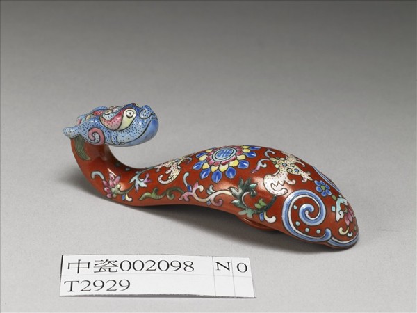 粉彩紅地福壽龍首帶鈎