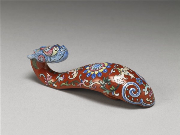 粉彩紅地福壽龍首帶鈎