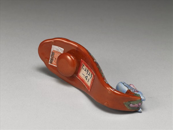 粉彩紅地福壽龍首帶鈎