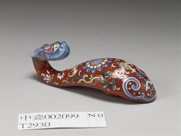 粉彩紅地福壽龍首帶鈎