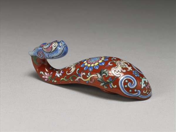 粉彩紅地福壽龍首帶鈎