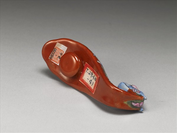 粉彩紅地福壽龍首帶鈎