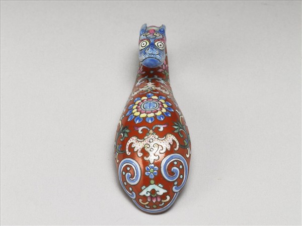 粉彩紅地福壽龍首帶鈎