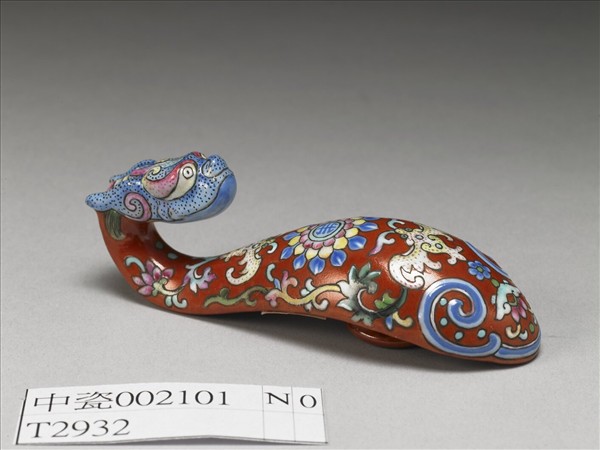 粉彩紅地福壽龍首帶鈎