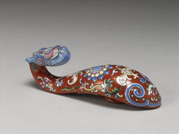 粉彩紅地福壽龍首帶鈎