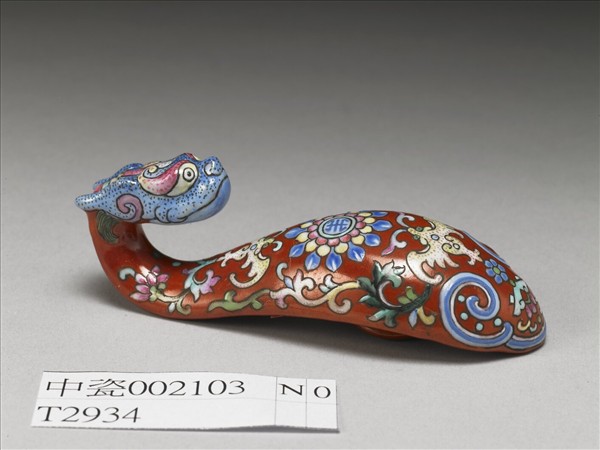 粉彩紅地福壽龍首帶鈎