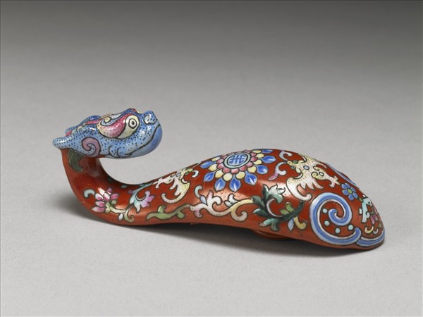 粉彩紅地福壽龍首帶鈎