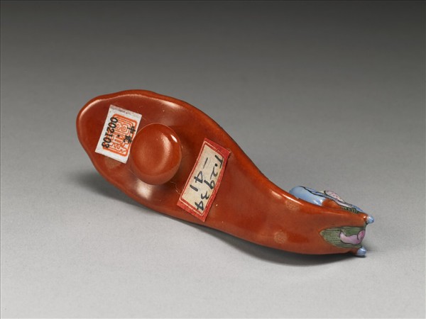 粉彩紅地福壽龍首帶鈎