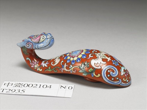粉彩紅地福壽龍首帶鈎
