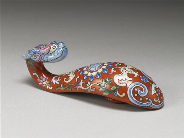 粉彩紅地福壽龍首帶鈎