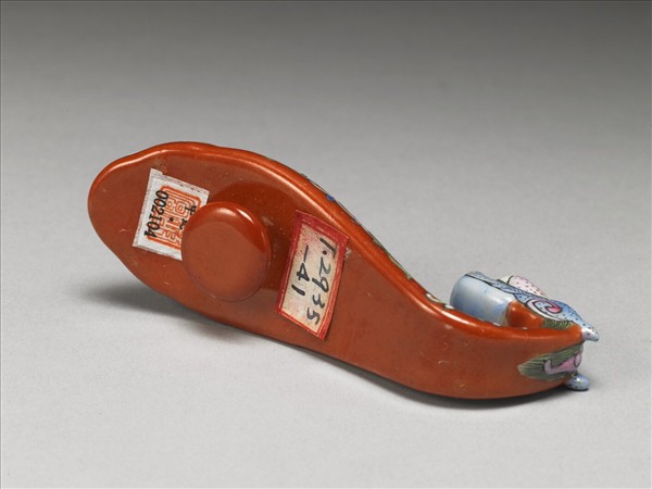 粉彩紅地福壽龍首帶鈎