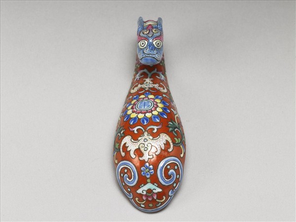 粉彩紅地福壽龍首帶鈎