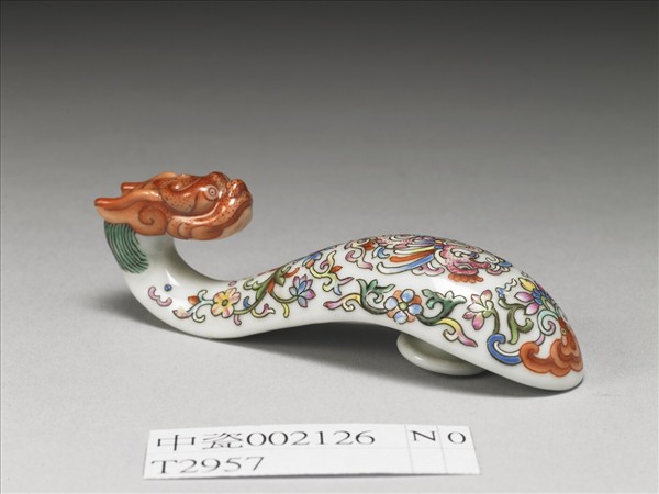 粉彩白地鳳紋龍首帶鈎
