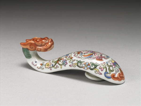 粉彩白地鳳紋龍首帶鈎