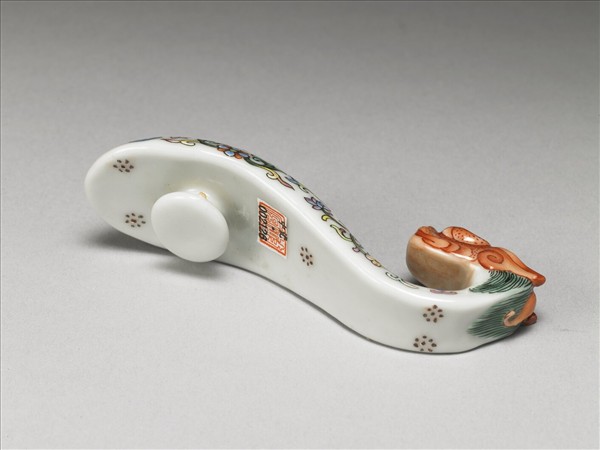 粉彩白地鳳紋龍首帶鈎