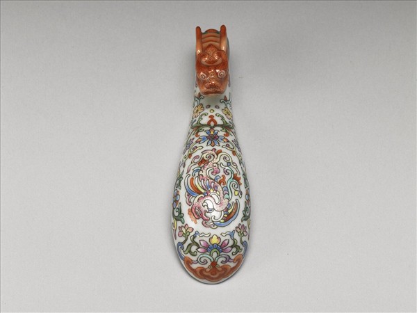 粉彩白地鳳紋龍首帶鈎