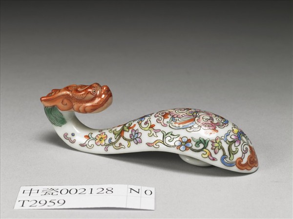 粉彩白地鳳紋龍首帶鈎