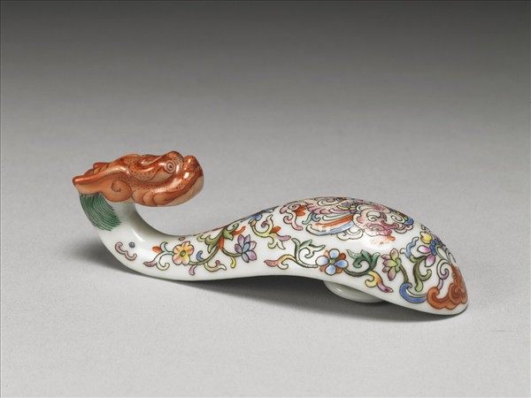 粉彩白地鳳紋龍首帶鈎