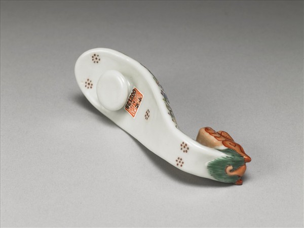 粉彩白地鳳紋龍首帶鈎