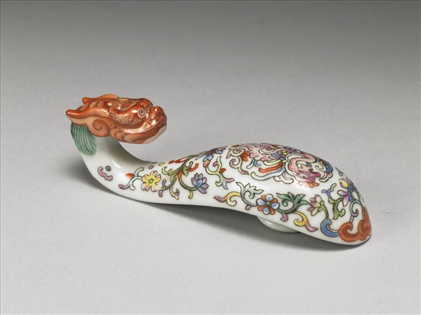 粉彩白地鳳紋龍首帶鈎