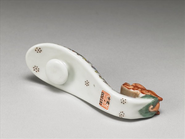 粉彩白地鳳紋龍首帶鈎