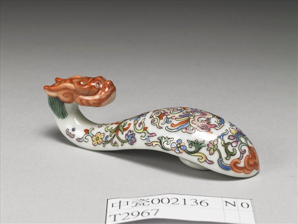 粉彩白地鳳紋龍首帶鈎