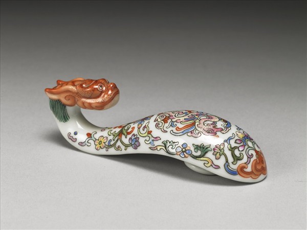 粉彩白地鳳紋龍首帶鈎