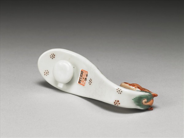 粉彩白地鳳紋龍首帶鈎