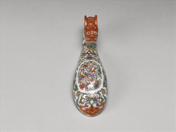 粉彩白地鳳紋龍首帶鈎