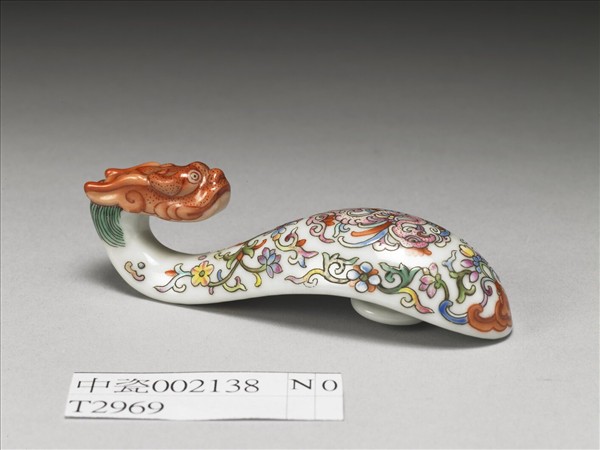 粉彩白地鳳紋龍首帶鈎