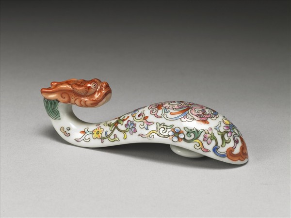 粉彩白地鳳紋龍首帶鈎