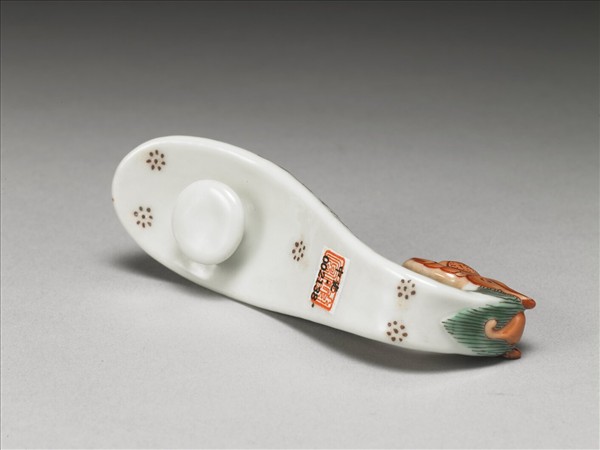 粉彩白地鳳紋龍首帶鈎