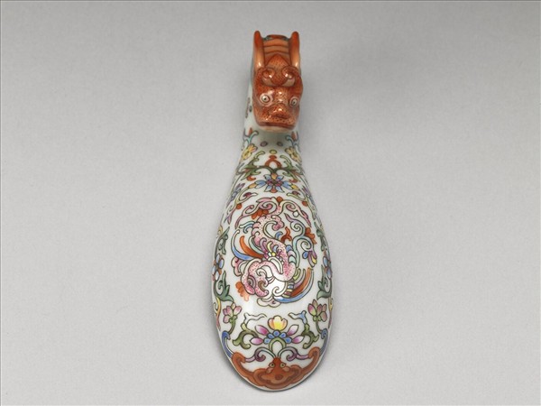 粉彩白地鳳紋龍首帶鈎