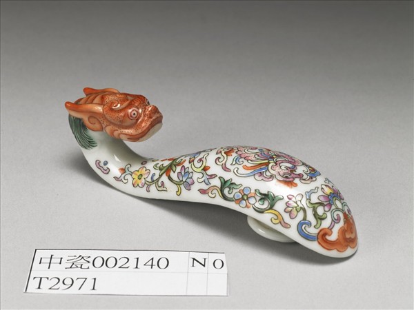 粉彩白地鳳紋龍首帶鈎