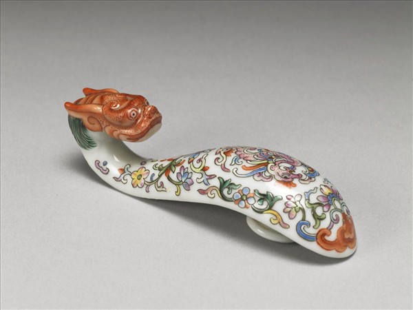 粉彩白地鳳紋龍首帶鈎